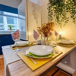 Boutique Flat - Parking - Sleeps 9 * בריסטול