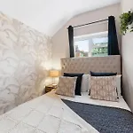 דירה Boutique Flat - Parking - Sleeps 9 *