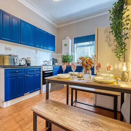Boutique Flat - Parking - Sleeps 9 דירה *