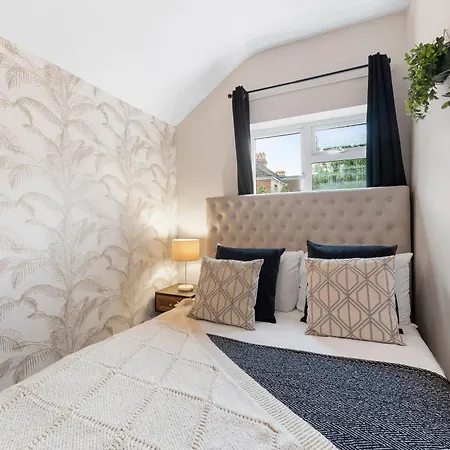 شقة Boutique Flat - Parking - Sleeps 9 *