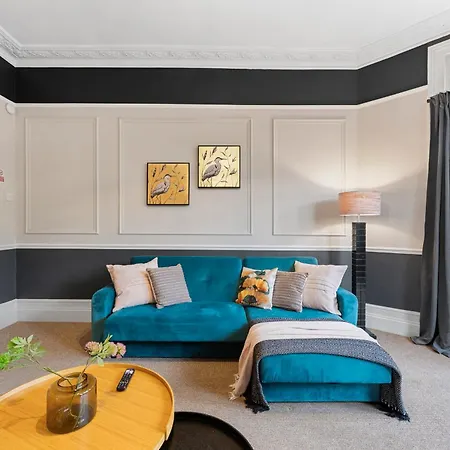 Boutique Flat - Parking - Sleeps 9 דירה *