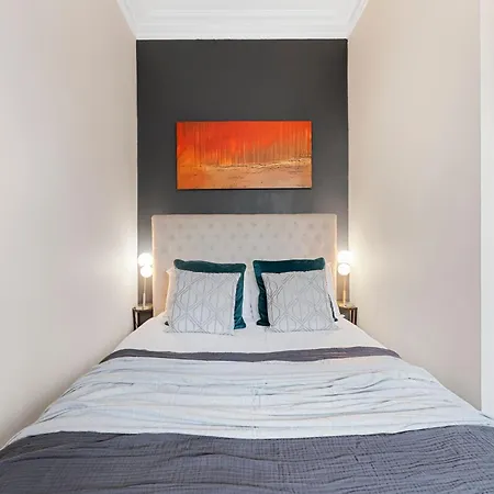 Boutique Flat - Parking - Sleeps 9 شقة *