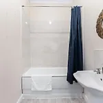 Boutique Flat - Parking - Sleeps 9 Μπρίστολ
