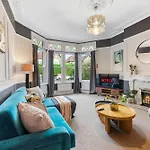 Boutique Flat - Parking - Sleeps 9 *