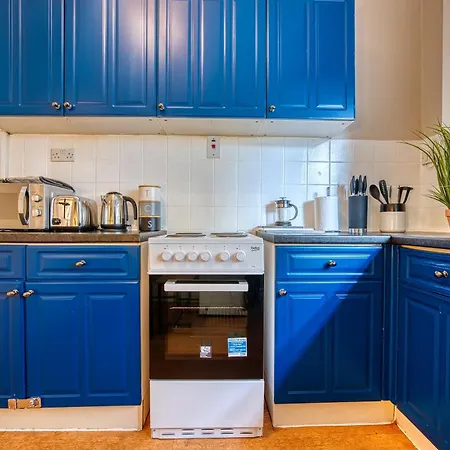 Boutique Flat - Parking - Sleeps 9 *