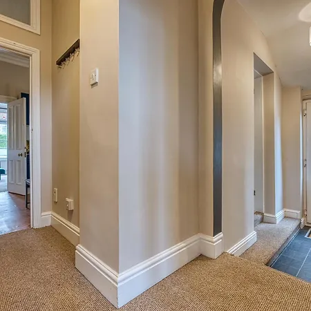 Boutique Flat - Parking - Sleeps 9 Lejlighed *