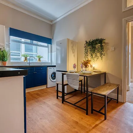 Boutique Flat - Parking - Sleeps 9 Appartement