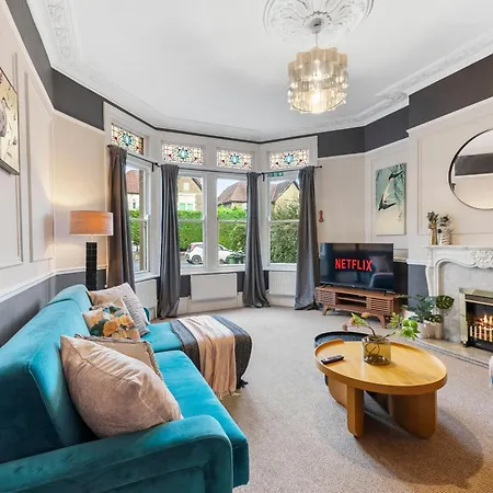 Boutique Flat - Parking - Sleeps 9 *