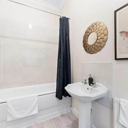 Boutique Flat - Parking - Sleeps 9 Lejlighed