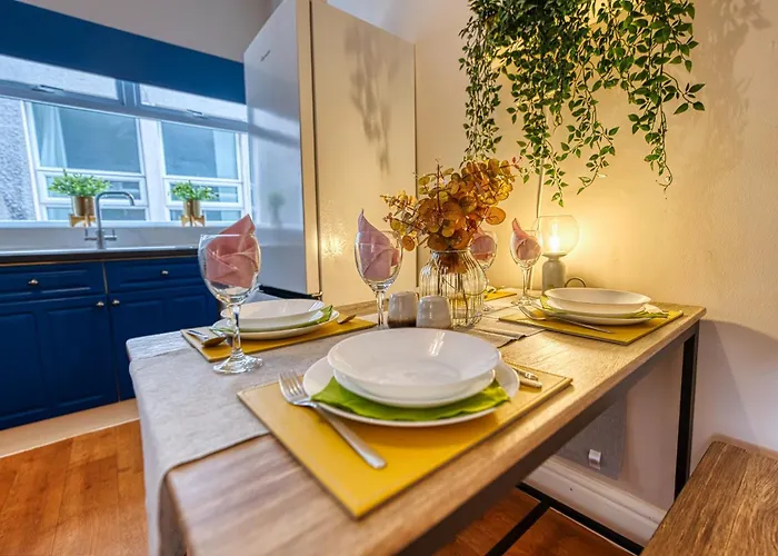 Boutique Flat - Parking - Sleeps 9 * Bristol