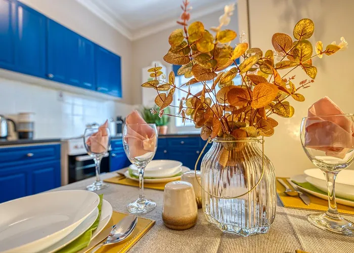 Boutique Flat - Parking - Sleeps 9 Bristol