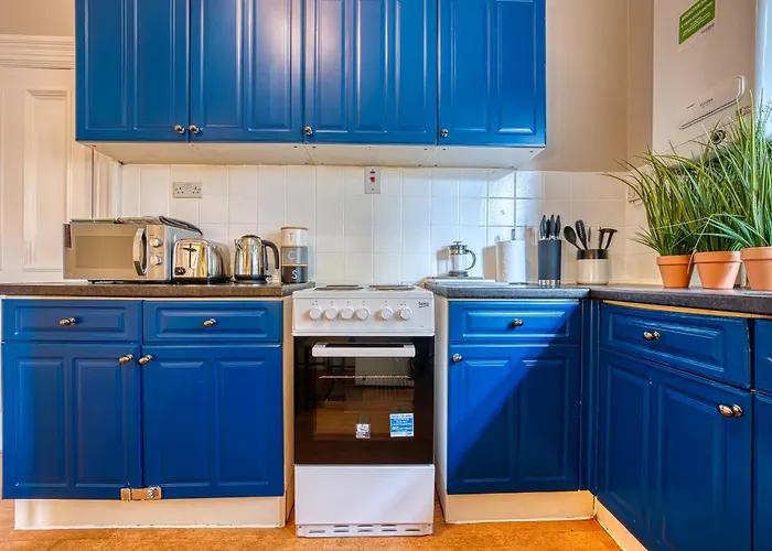 Boutique Flat - Parking - Sleeps 9 *