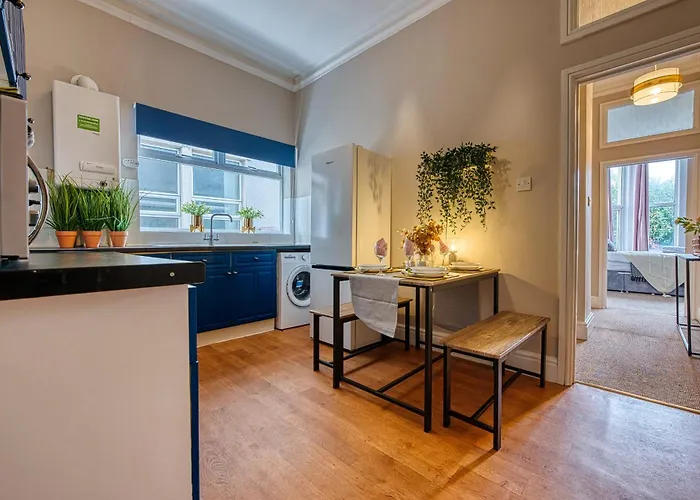 Boutique Flat - Parking - Sleeps 9 Apartament