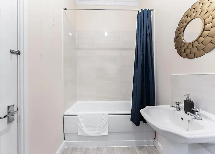 Boutique Flat - Parking - Sleeps 9 Bristol