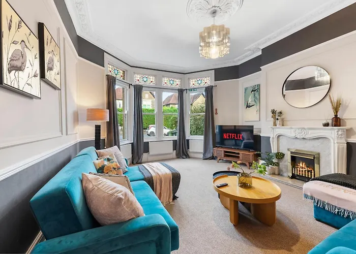 Boutique Flat - Parking - Sleeps 9 *