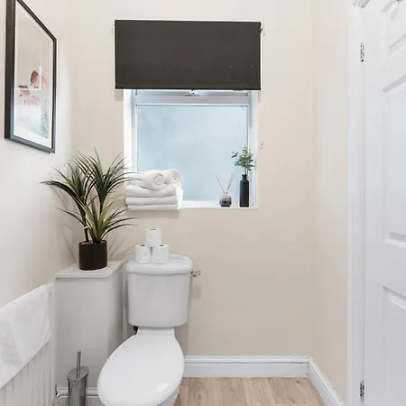 Boutique Flat - Parking - Sleeps 9