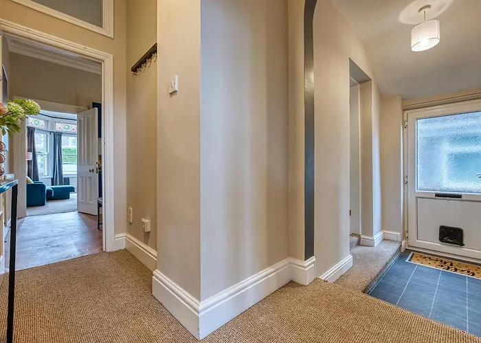 Boutique Flat - Parking - Sleeps 9 Apartmán *