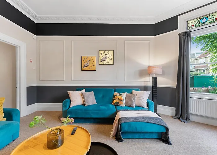 Boutique Flat - Parking - Sleeps 9 Apartmán *