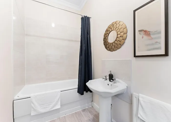 Boutique Flat - Parking - Sleeps 9 Apartmán