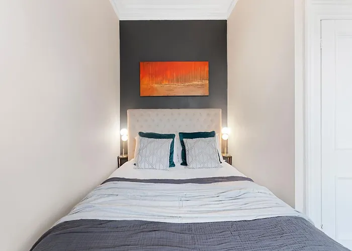 Boutique Flat - Parking - Sleeps 9 Apartmán *